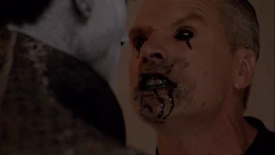 Касиус даёт  выпить .