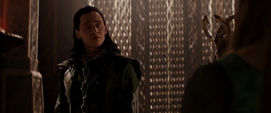 Loki saluda a Frigga tras volver a Asgard.