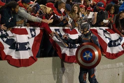 Уокер оставляет свой автограф для поклонников.