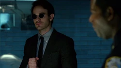 Murdock enterándose que Elena Cardenas falleció.