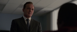 Coulson habla con Nicholas Fury en su oficina