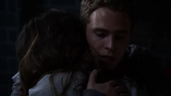 Фитц обнимает 