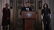 Mace dando un discurso acerca de las acciones heroicas de Johnson.