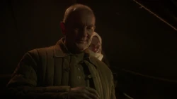  гипнотизирует .