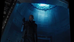 Fury distrae a sus enemigos para que mueran durante el derrumbe.