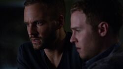 Фитц и  просматривают записи с камер наблюдения