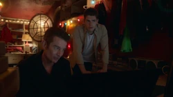 Чейз и  пытаются взломать вышки 