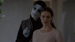 Касиус исследует все раны 