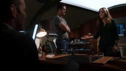 Уорд и Колсон слушают объяснения Скай