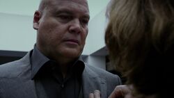 WilsonFisk-GreySuit-CloseUp-S1E8