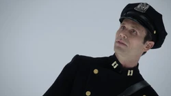 Люк разговаривает с .