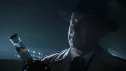 Колсон осматривает бутылку .