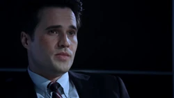 Уорд разговаривает с Марией Хилл