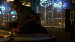 На Кейджа напал .