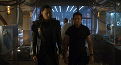 Hawkeye habla con Loki