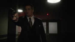 Суза использует свой револьвер.