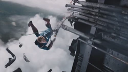 Rogers a punto de caer al vacío del Helicarrier.