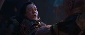 Loki es estrangulado por Thanos.