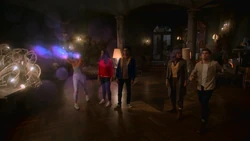 Дин и  нападают на 