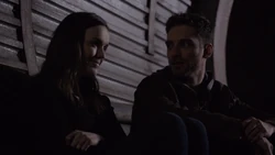  разговаривает с .