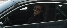 Stark viendo a Rogers desde su automóvil