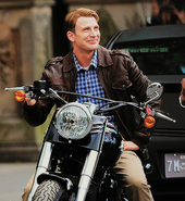 Chris Evans mortocycle The Avengers 02