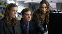 Fitz, Simmons y Skye descubren que los están espiando.