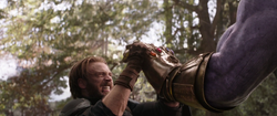 Rogers sostiene la mano de Thanos