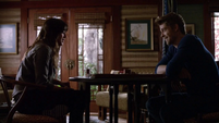 Skye y Campbell jugando backgammon.