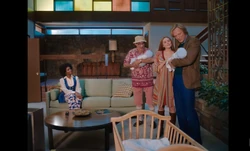 Visión carga a su hijo.