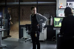 Фитц осматривает травмы 