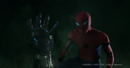 Parker viendo la mano del difunto Stark salir de su lápida.