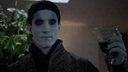 Касиус приветствует покупателей, которые собираются купить .