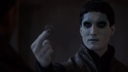 Касиус платит  за свои услуги.