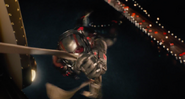 Ant-Man se sujeta en el helicóptero de Cross.