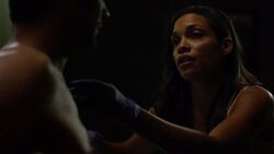 Claire-Temple-treats-Murdock-S1E4