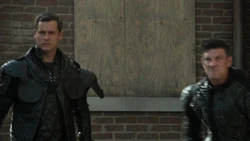 Эйбел пытается догнать  и .