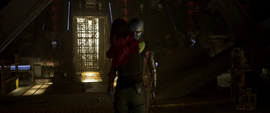 Nebula es abrazada por Gamora