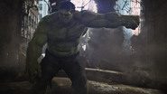 Hulk tras golpear a Thor