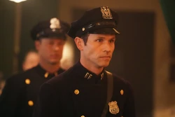 Люк с  прибыл в спикизи .