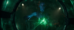 Nebula persigue a Gamora en un combate aéreo.