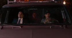 Dave y sus amigos dejan la casa de Margaret en la van.