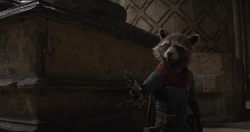 Rocket le pide a Thor que distraiga a Foster