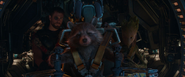 Thor y Groot suben a una cápsula con Rocket.