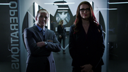 Hand habla con Coulson sobre la operación de Fitz y Ward.