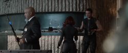 Romanoff y Barton comparten unas bebidas en la Torre Stark