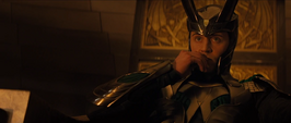 Loki escucha a Thor desde Asgard