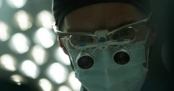 Стрэндж пытается извлечь пулю.