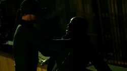 Murdock amenaza a Barrett.