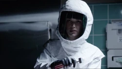 Симмонс исследует труп 